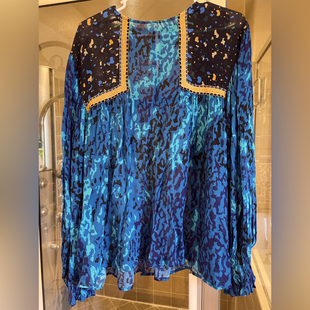 Anthropologie BI-nk Miranda
Eclectic Blue Animal Print Peasant top-Large.